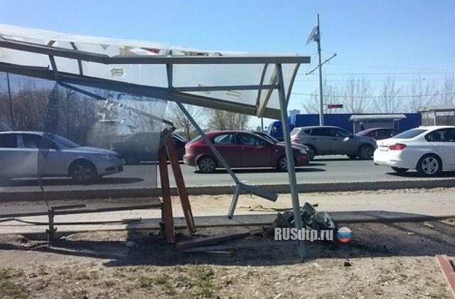 В Казани на остановке сбили девушку