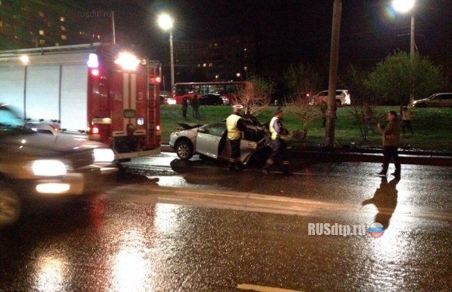 В Красноярске Тойота врезалась в столб