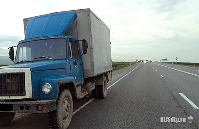 «Лада Приора» врезалась в грузовик на трассе «Кавказ». Погибли 2 человека