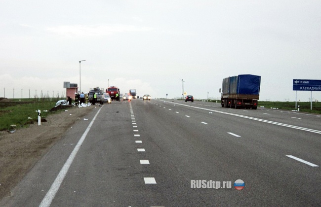 «Лада Приора» врезалась в грузовик на трассе «Кавказ». Погибли 2 человека