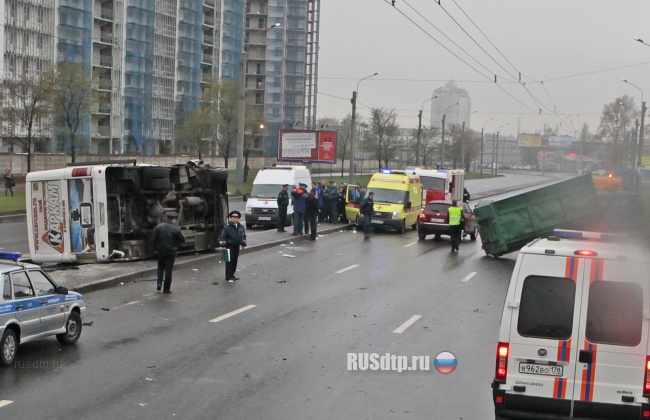 В Петербурге в ДТП с маршруткой погиб 1 человек (фото, видео)