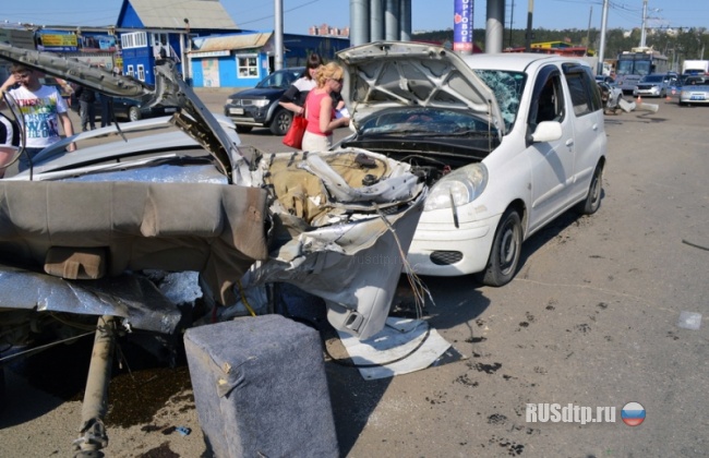 Тойоту разорвало на части в результате ДТП в Иркутске