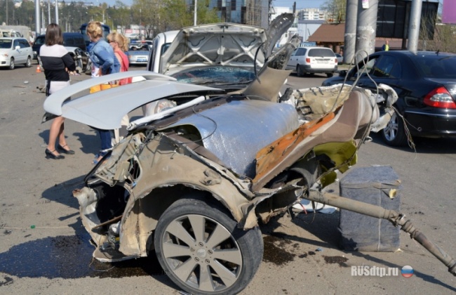 Тойоту разорвало на части в результате ДТП в Иркутске
