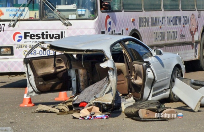 «Toyota Mark II» разломило на две части после ДТП в Иркутске