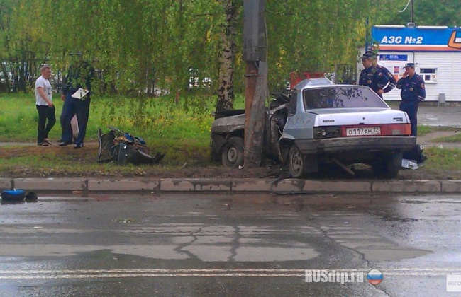 В Йошкар-Оле ВАЗ-21099 врезался в столб. Погибли 2 человека