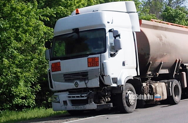 ВАЗ-2110 столкнулся с двумя грузовиками в Воронежской области