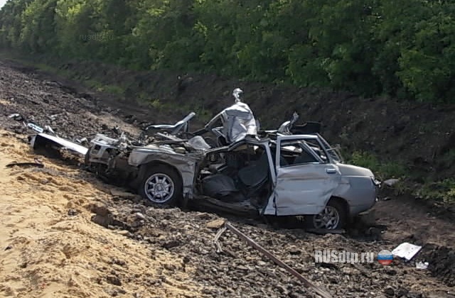 ВАЗ-2110 столкнулся с двумя грузовиками в Воронежской области