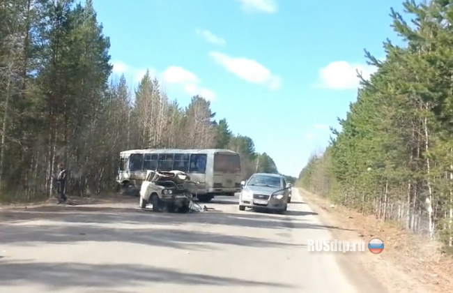 В Северодвинске ВАЗ-2106 столкнулся с автобусом