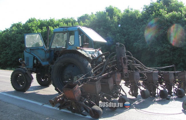 Два человека погибли при столкновении ВАЗ-2104 с сеялкой