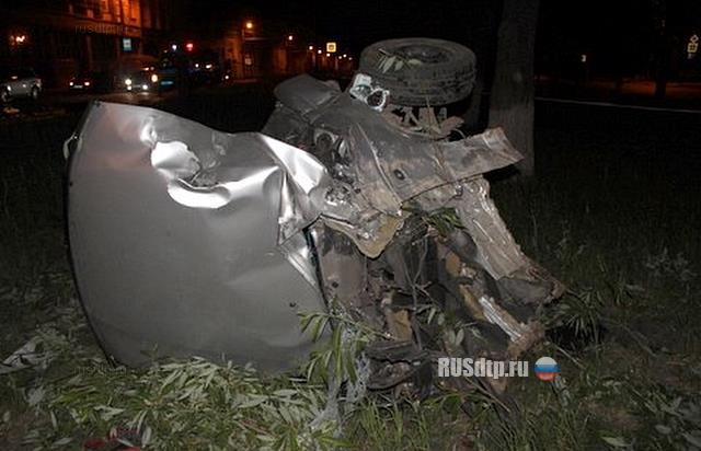 Пьяный водитель врезался в дерево в Челябинске. Погибли 2 человека