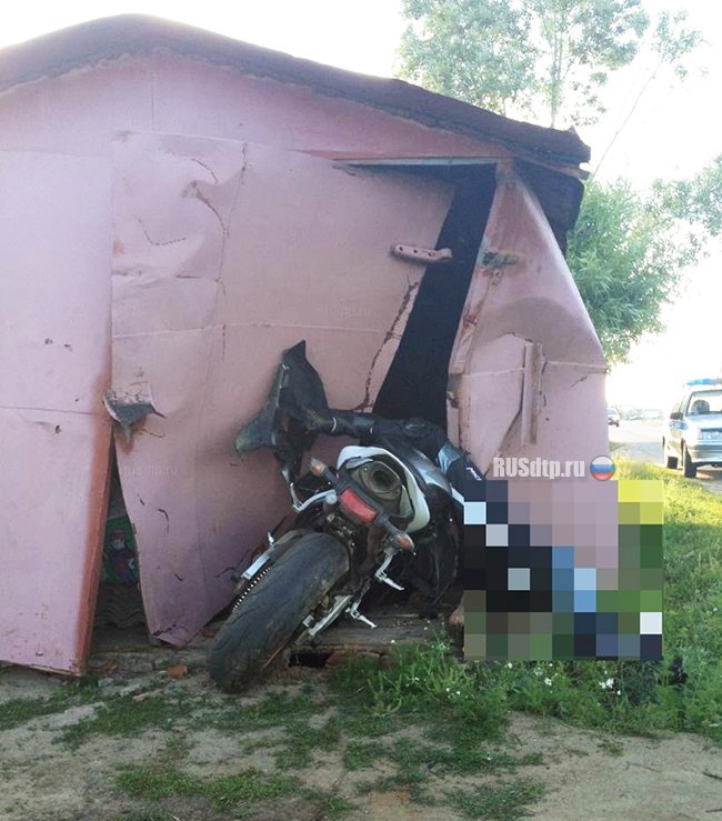 В Чувашии мотоциклист погиб, врезавшись в гараж