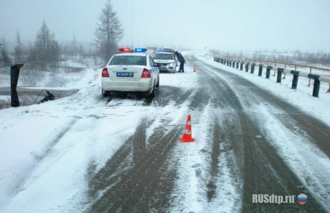 &laquo;Фольксваген&raquo; с детьми упал с моста в ЯНАО