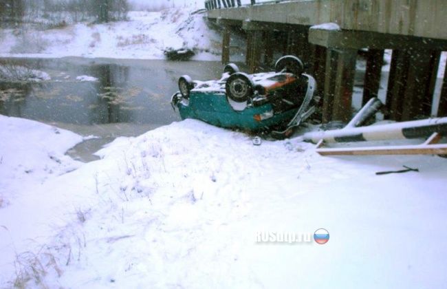 &laquo;Фольксваген&raquo; с детьми упал с моста в ЯНАО
