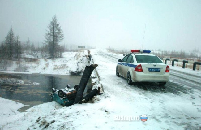 &laquo;Фольксваген&raquo; с детьми упал с моста в ЯНАО