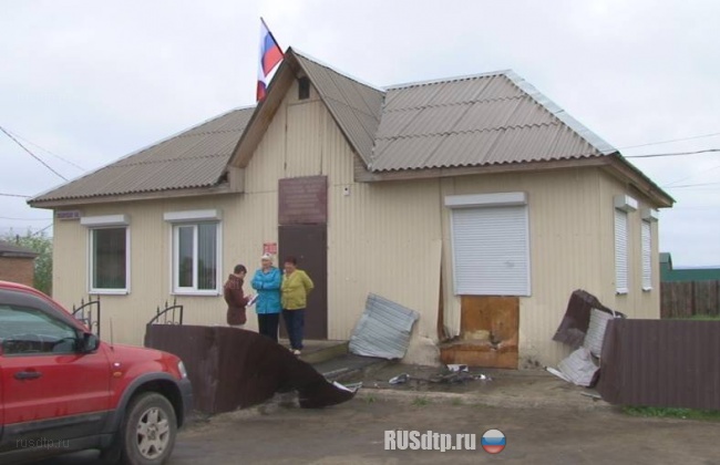 В Иркутской области женщина напала на здание администрации