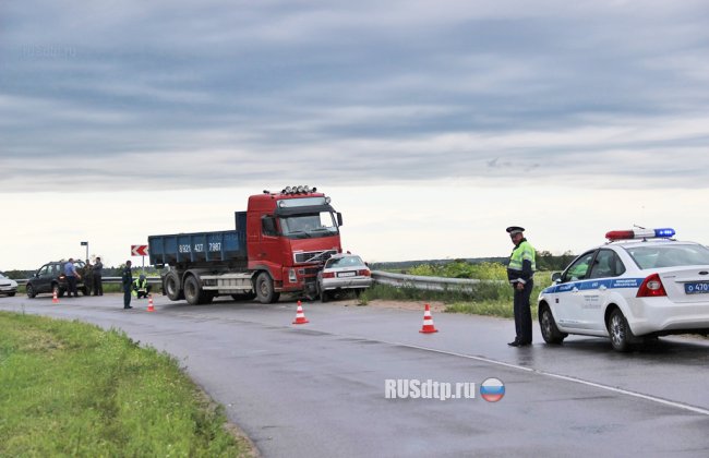 В Ленинградской области грузовик раздавил «Ауди». Погибли 2  человека