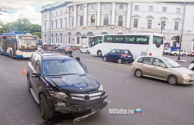 В Санкт- Петербурге на тротуаре сбиты две женщины