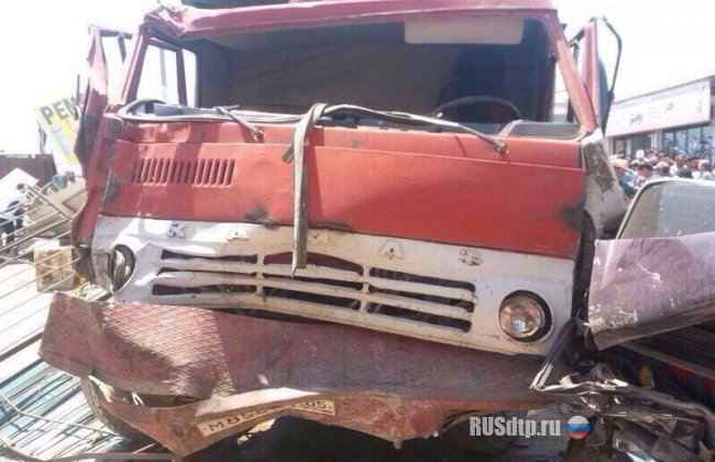 В Дагестане неуправляемый КАМАЗ протаранил 19 автомобилей