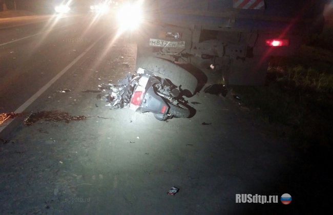 В Подмосковье двое подростков погибли, врезавшись на скутере в КАМАЗ