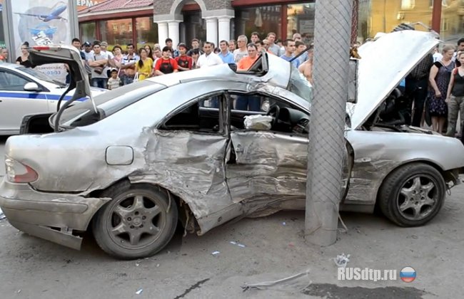 В Новосибирске «Мерседес» влетел в толпу пешеходов
