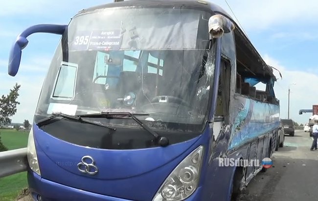 В Иркутской области при столкновении грузовика и автобуса погибли 3 человека