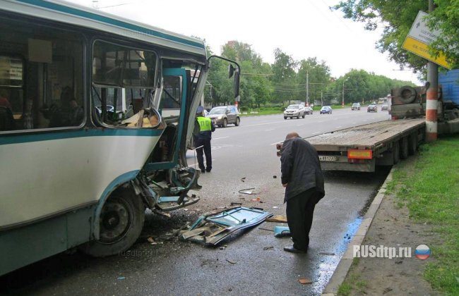 В Нижнем Новгороде автобус врезался в стоящий КАМАЗ. Пострадали 9 человек