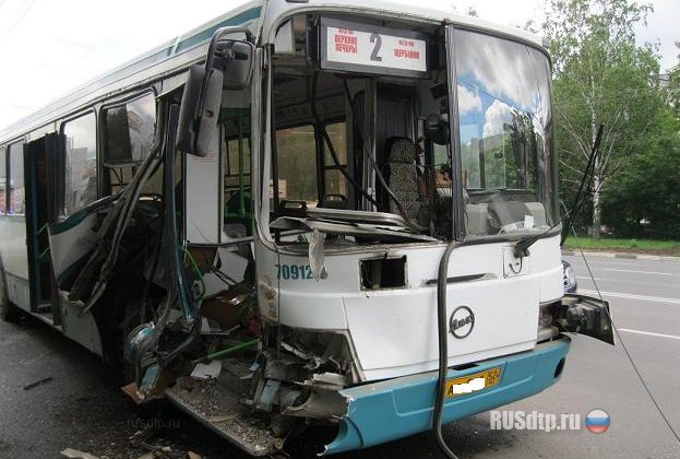 В Нижнем Новгороде автобус врезался в стоящий КАМАЗ. Пострадали 9 человек