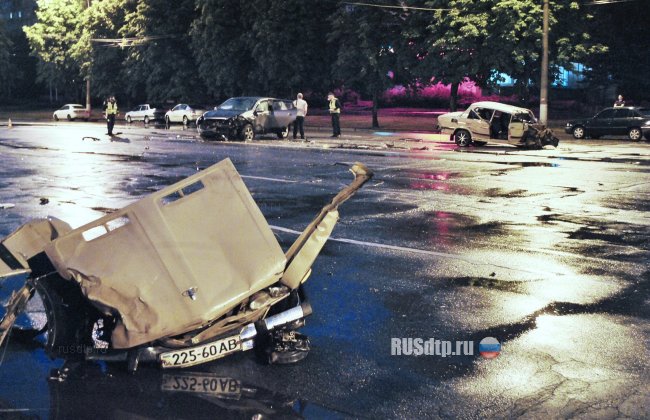 ВАЗ-2106 разорвало на части после столкновения с «Nissan Qashqai»