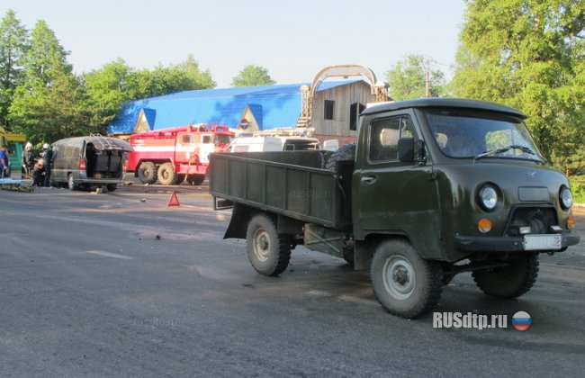 Под Томском в аварию попал пассажирский микроавтобус