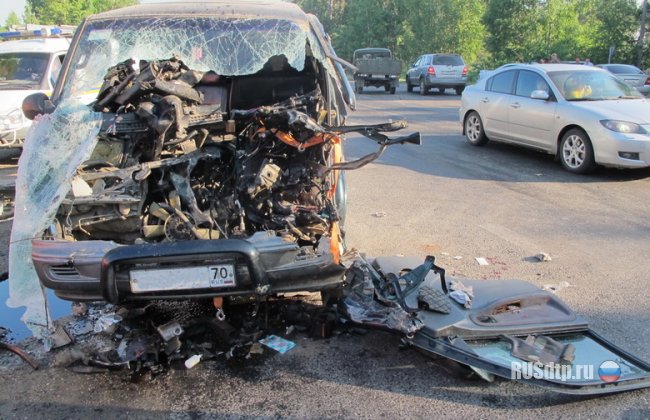 Под Томском в аварию попал пассажирский микроавтобус