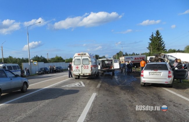 В Белгородской области уснувший водитель грузовика протаранил автобус