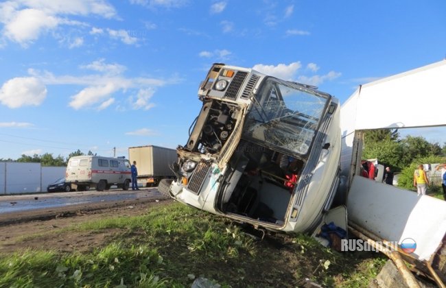 В Белгородской области уснувший водитель грузовика протаранил автобус