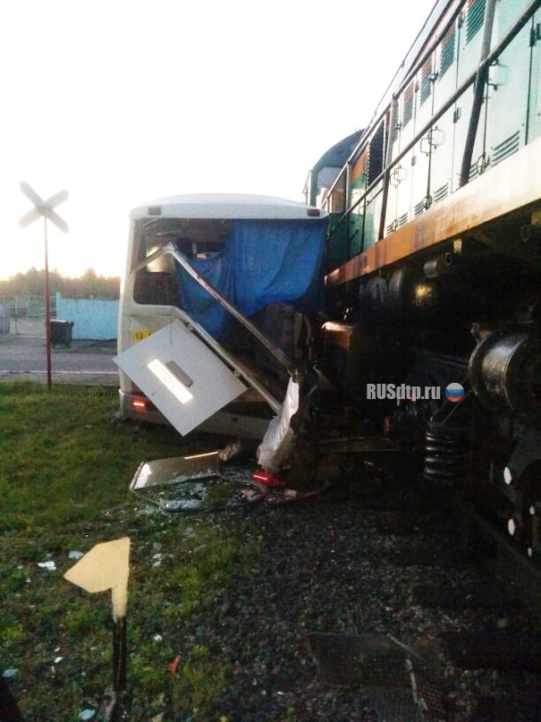 В Нижнекамске автобус столкнулся с поездом