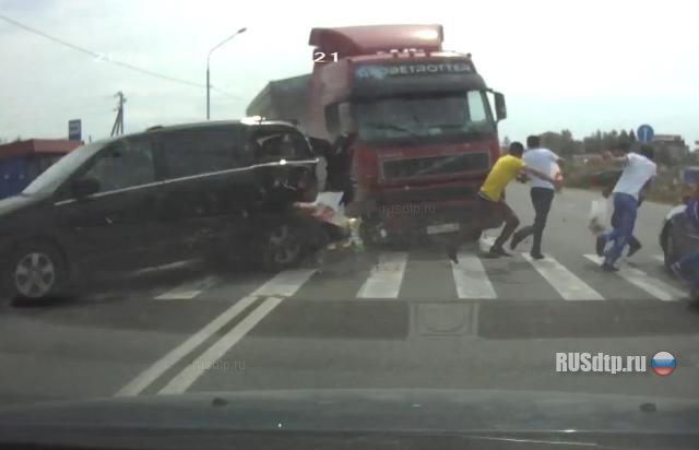 Неуправляемый тягач таранил машины и сбил пешеходов на трассе М3 «Украина»