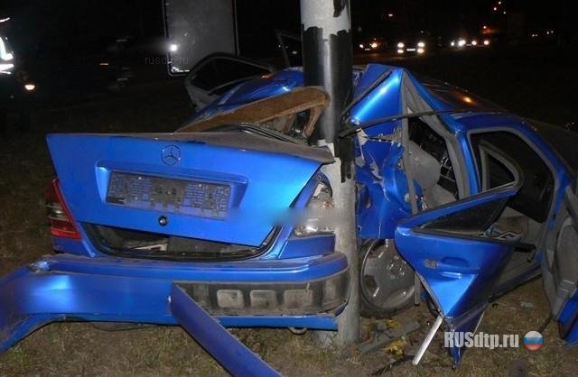 В Киеве на Набережном шоссе Mercedes врезался в столб