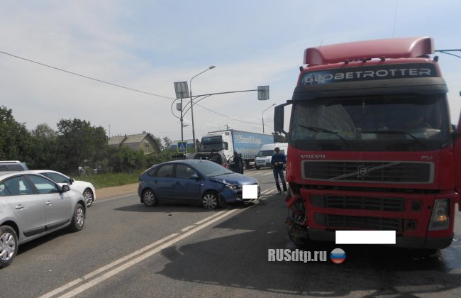 Неуправляемый тягач таранил машины и сбил пешеходов на трассе М3 «Украина»