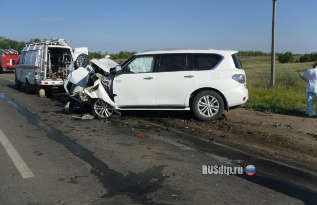 Лобовое столкновение «Renault Logan» и «Nissan Patrol» под Оренбургом