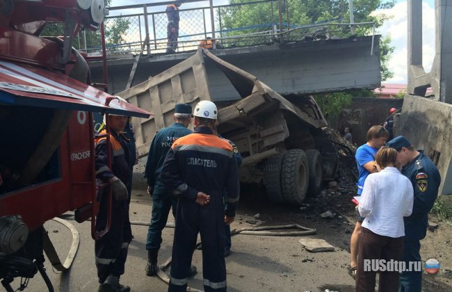 В Красноярске виадук обрушился на самосвал