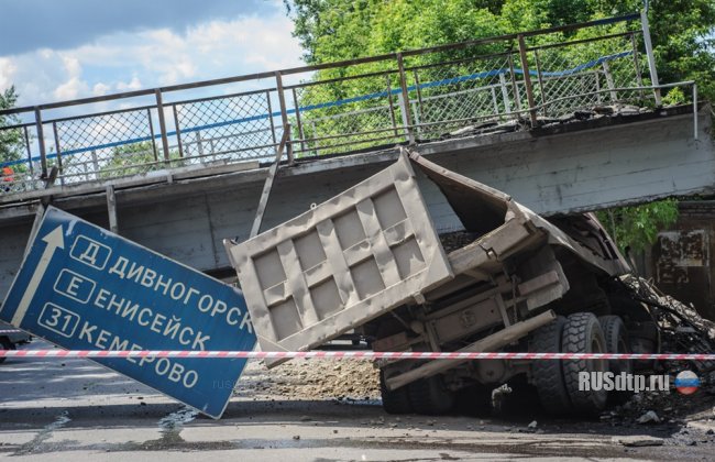 В Красноярске виадук обрушился на самосвал