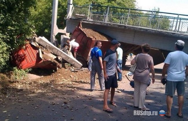 В Красноярске виадук обрушился на самосвал