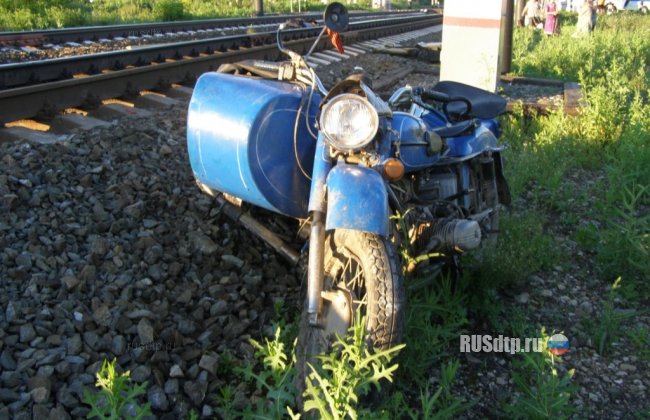 Мотоцикл с детьми врезался в поезд в Пермском крае