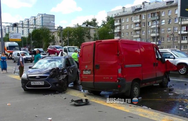 На Ярославском шоссе столкнулись три автомобиля. Погиб человек