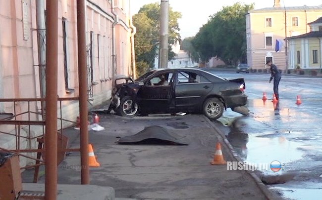 В Вологде автомобиль врезался в стену дома. Водитель погиб