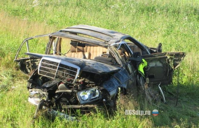 Молодёжь разбилась на Mercedes-Benz &#8212; двое молодых людей погибли