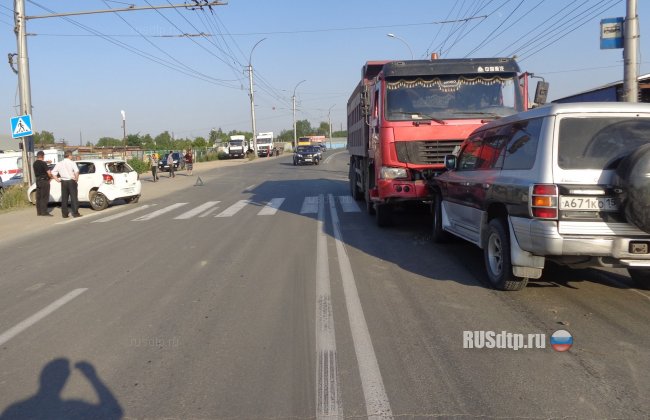 В Новосибирске грузовик врезался в легковушку с беременной женщиной