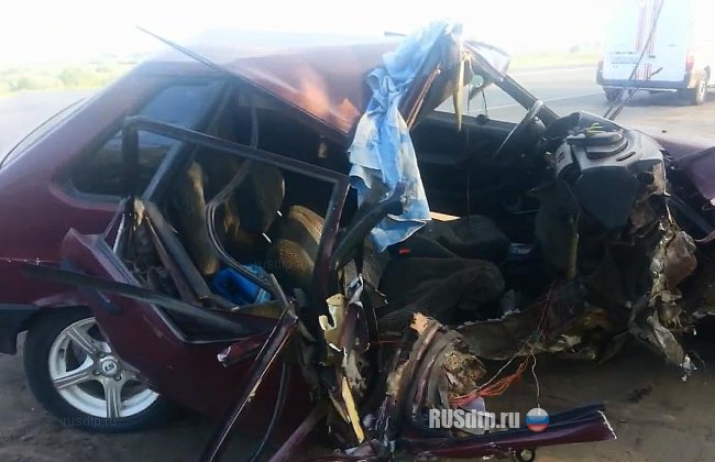 На Обводной дороге в Самаре автомобиль врезался в столб. 1 человек погиб