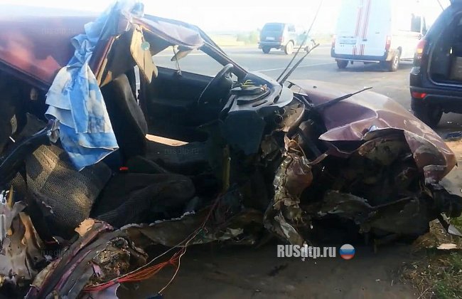 На Обводной дороге в Самаре автомобиль врезался в столб. 1 человек погиб