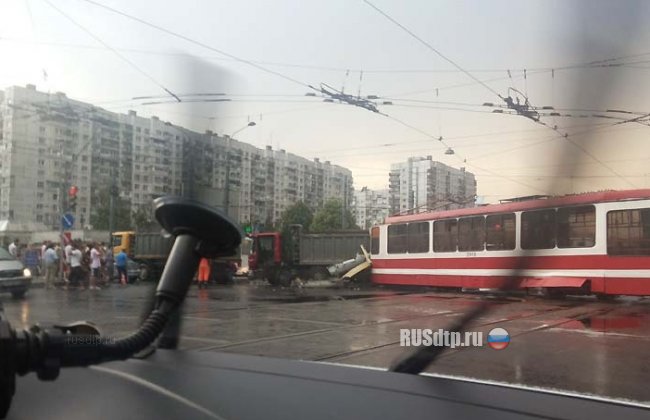 Самосвал задавил трамвай в Санкт- Петербурге