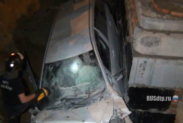 В Благовещенске автомобиль упал в яму, водитель погиб
