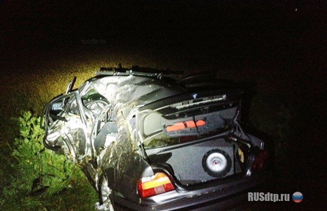 В Ставропольском крае BMW с людьми врезался в дерево